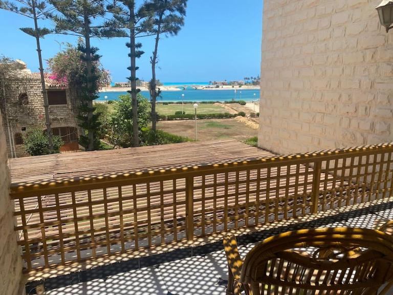Sunny 4-Bedroom Townhouse in Marina2 - North Coast - Families Only - Bed and Breakfast El Alamein