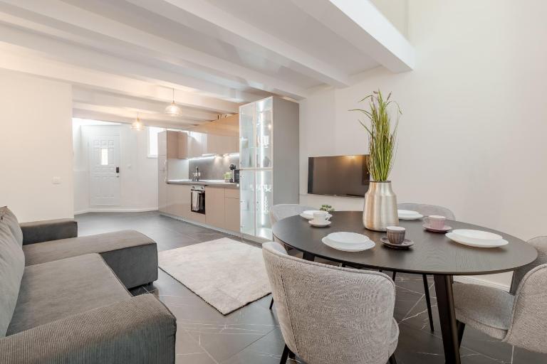 Apartament Ultra-Central Lux + Free Parking + Self Check-In - Chambres d'hôtes Oradea