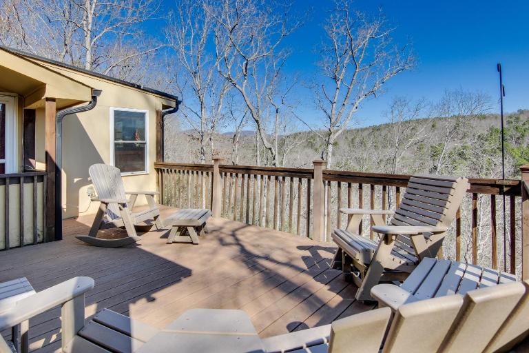 8 Mi to Lake Lure! Mtn-View Gem w/ Furnished Deck - Bed and Breakfast Rutherfordton