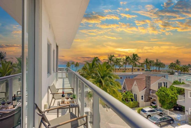 Amazing Pool - Balcony - Hollywood Beach Broad - walk - B&B Hollywood
