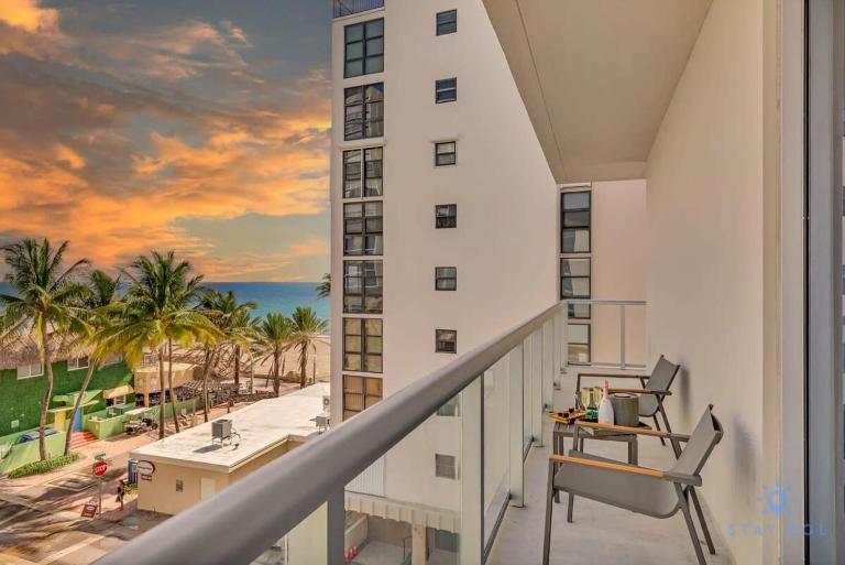 Rooftop Pool - Balcony - Hollywood Beach - Gym - Bed and Breakfast Hollywood