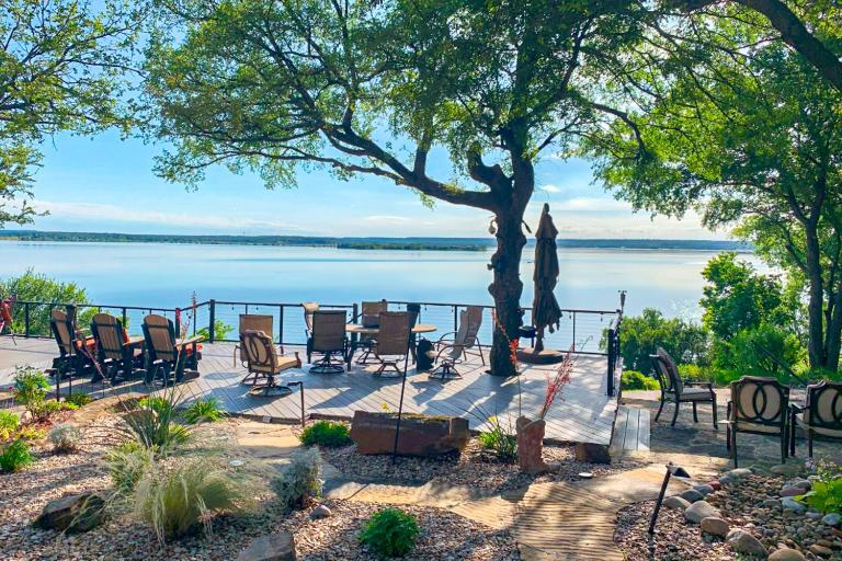 Lakefront Estate: Stunning Views, Deck, Bar & Dock - Bed and Breakfast Runaway Bay