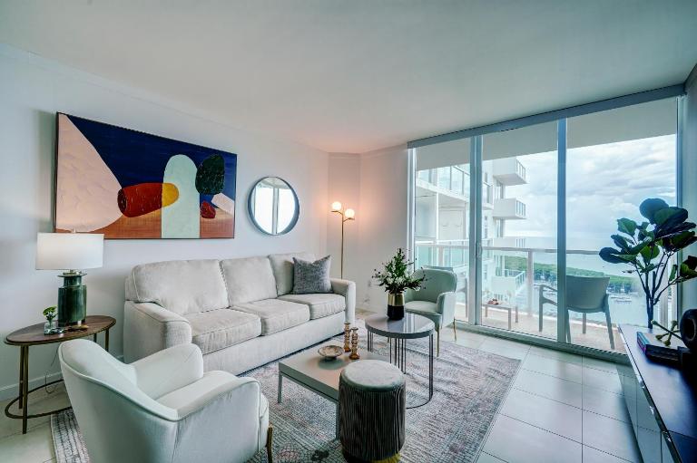 Direct Bayview One Bedroom Condo in Coconut Grove Includes parking - Ferienwohnung Miami