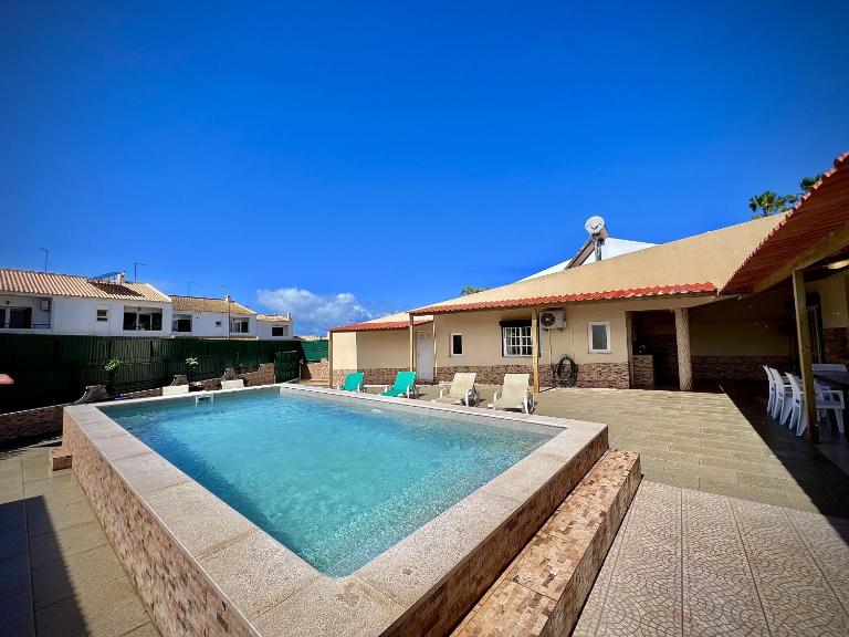 Albufeira Summer Villa 2 with Pool by Homing - B&B Albufeira
