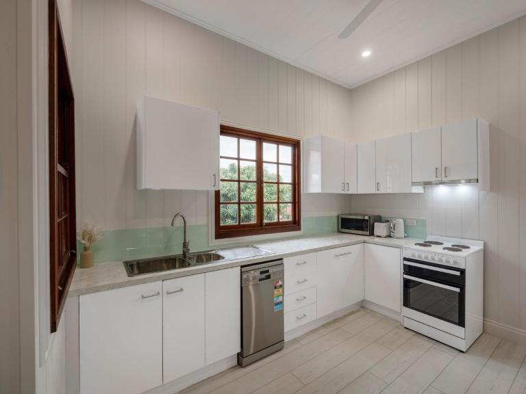 Charming 3BR Inner City Haven Highgate Hill - B&B Brisbane