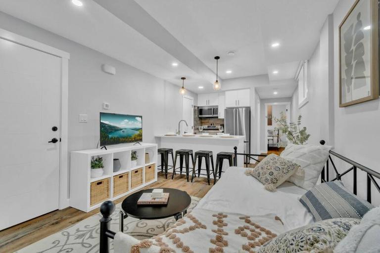 Stylish Suite-NearWEM-4 Bed-Central - Bed and Breakfast Edmonton