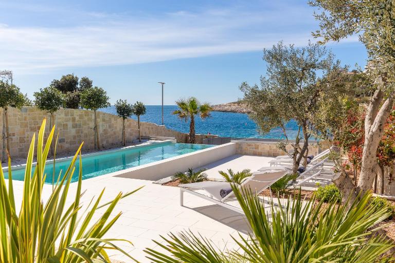 Golden Beach Luxury Villa - Bed and Breakfast Sevid