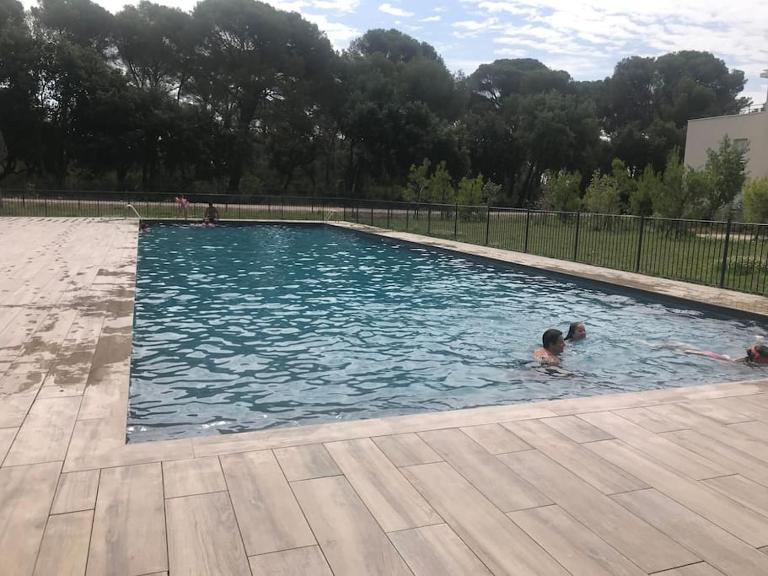 Appartement neuf, climatisé, piscine, terrasse - B&B La Londe-les-Maures