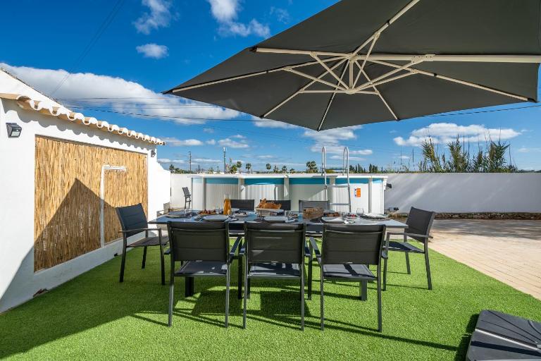 Host Wise - Sunny Spacious House - Terrace & Free Parking - Bed and Breakfast Lagoa