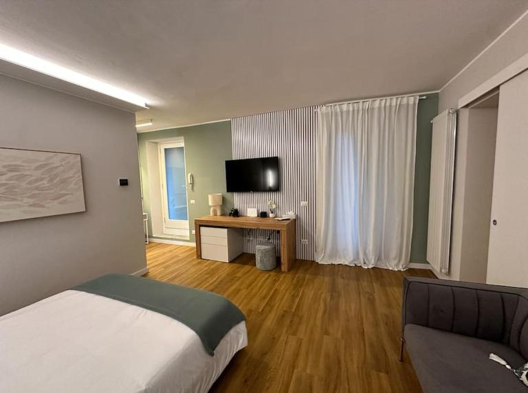 The Captain's Apartments ZEPHYR- CITY CENTER Leonardo Academy - Bed and Breakfast Sesto Calende