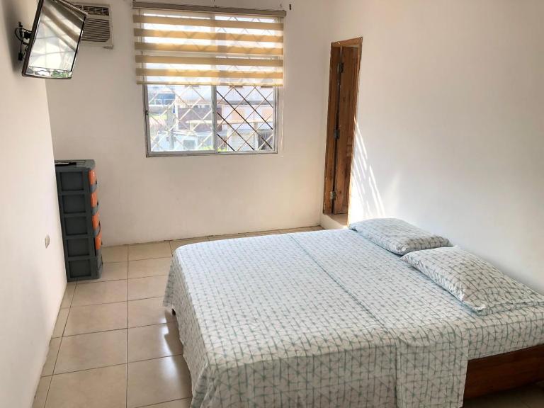 Estela, habitación privada de Flor de Lis Beach House - Bed and Breakfast General Villamil