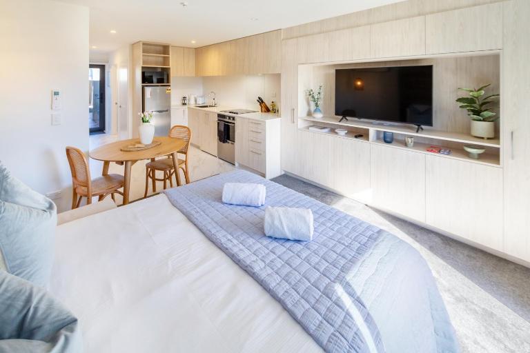 Downtown Delight: Studio at 8 Wilmer with Backyard - B&B Christchurch