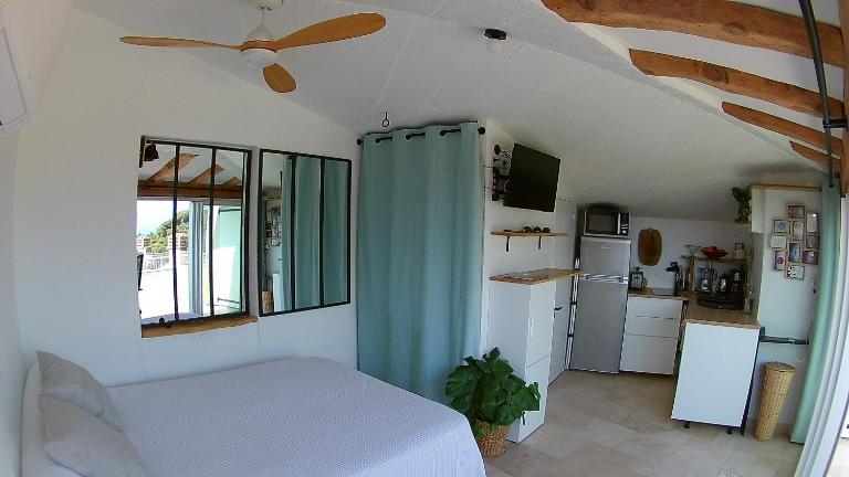 Studio le Nid, vue mer, village et collines avec terrasse - B&B Bormes-les-Mimosas
