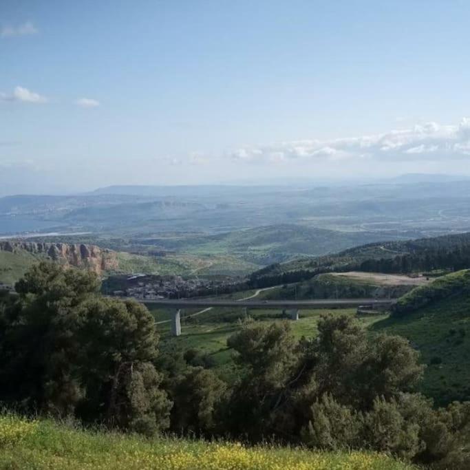 Two stand-alone flats on the cliff with wild animals, Galilee Sea & Mountains View - B&B Safad