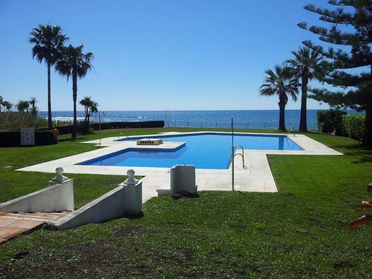 Casa del Mar on Calahonda Beach FRONTLINE - B&B Sitio de Calahonda