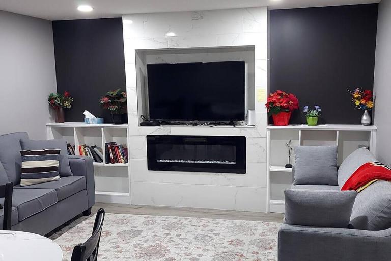Cozy 2-Bedroom Basement Guest Suite with Private Entrance and Proximity to the Airport - B&B Edmonton