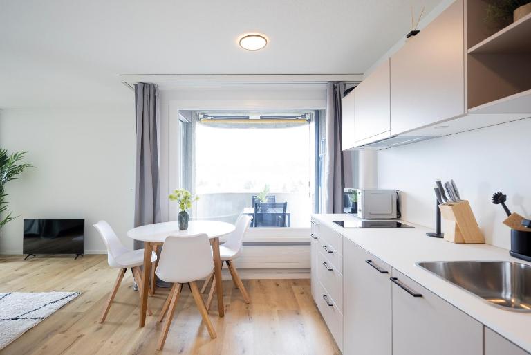STAYY Sky Studio Premium Apartment near Limmattal Hospital - 24h Self Check-in with free Parking - Bed and Breakfast Schlieren