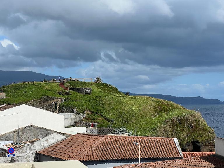 Casa a 2 minutos a pé de piscina natural - B&B Ponta Delgada