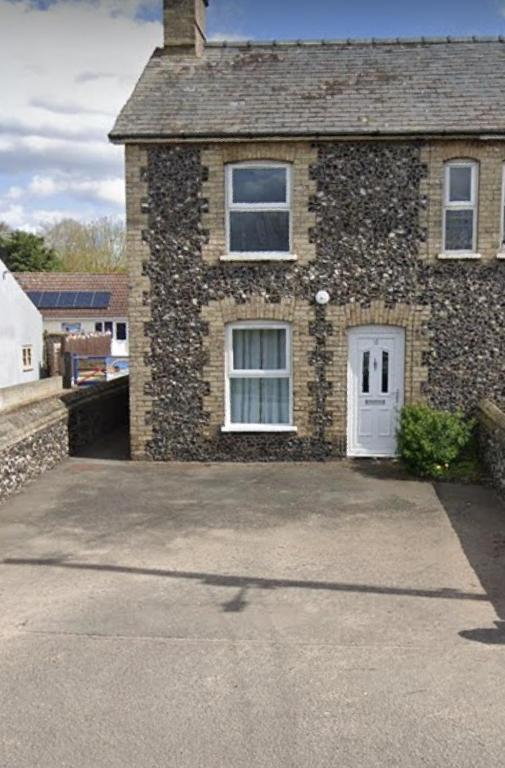 Charming 3 bedroom flint cottage - B&B Lakenheath