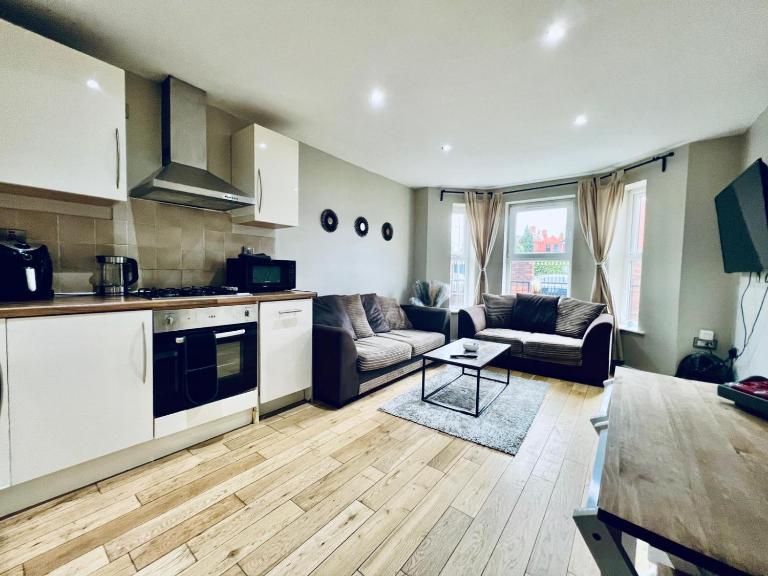 Lovely 4 bed (sleeps 8) apartment close to city - Bed and Breakfast Manchester