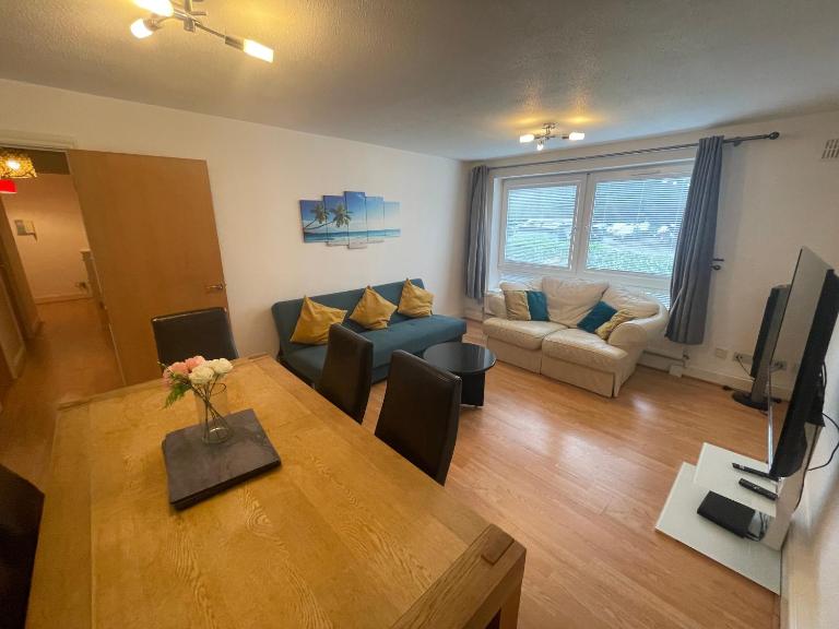 Spacious Apartment near Heathrow with Allocated Parking - B&B Uxbridge