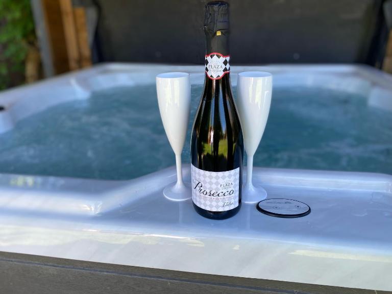BeRo Bungalow with a hot tub & a large garden! - Chambres d'hôtes Withernsea