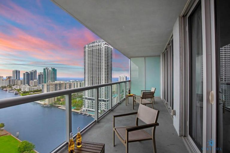 Upper Beachwalk Condo Amazing Balcony View - B&B Hallandale Beach
