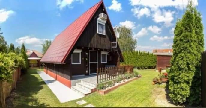 schönes Ferienhaus 500 m vom Freistrand am Balaton - B&B Balatonmáriafürdő