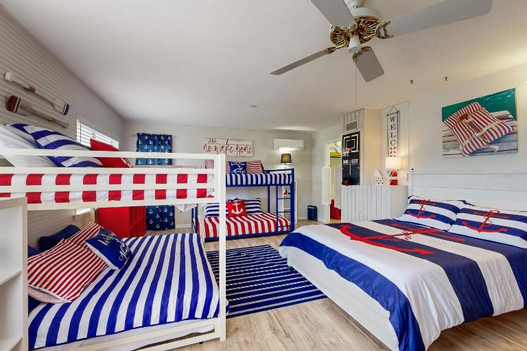 3BR Nautical Home w/ Paddleboard, Walk to Lake - Bed and Breakfast Kingsland