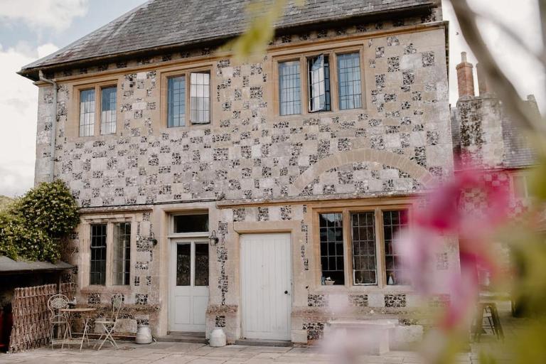 The Courtyard at Manor Estate near Stonehenge - B&B Salisbury