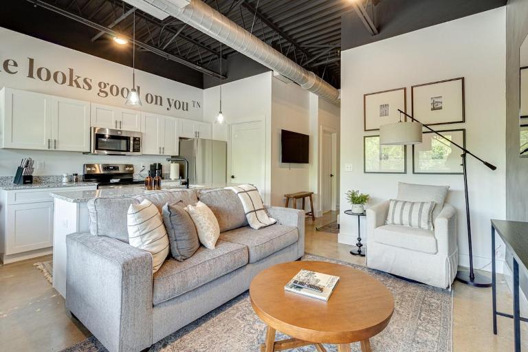 Studio with 2 Queen Beds 7 mins to DT - B&B Nashville
