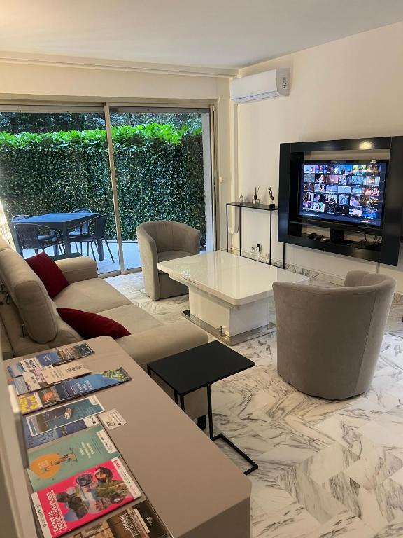 Chic 47m2, 2 rooms, ground floor, nice patio, 280m beach Croisette - Bed and Breakfast Cannes