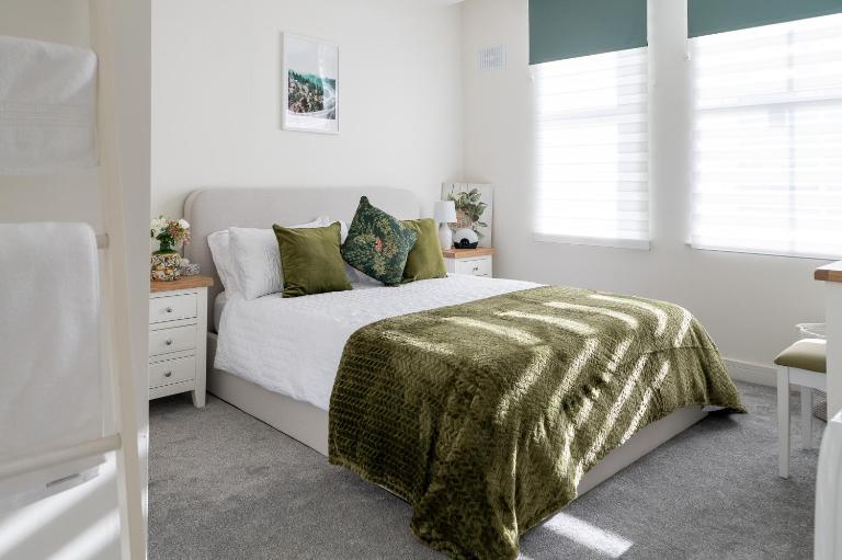 Bright and Spacious 2-Bed Apartment - B&B Sherborne