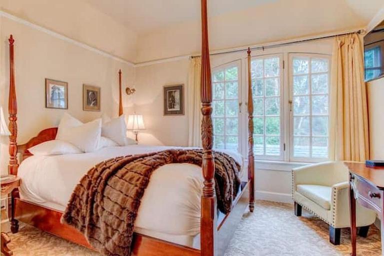 Portland's White House Carriage House - Bed and Breakfast Portland
