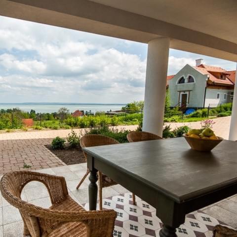 Villa Portico - Bed and Breakfast Badacsonytomaj