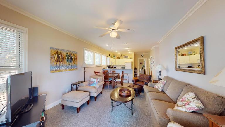 Golf and Beach: 2BR Lakeside Villa with Lake Views - B&B Pawleys Island