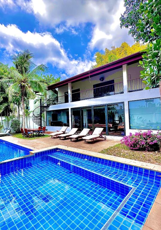 Coconut Palms Villa, Large & Elegant Private Pool Villa in Rawai, Phuket - B&B Ban Sai Yuan