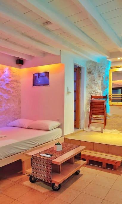 The tiny White House - Tiny Studio in Town Center - Bed and Breakfast Sitia
