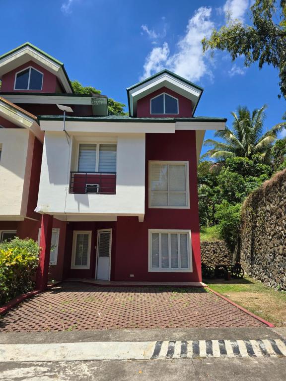 3BR Courtyard Townhouse with 2 Parking at Canyon Woods - B&B Lemery