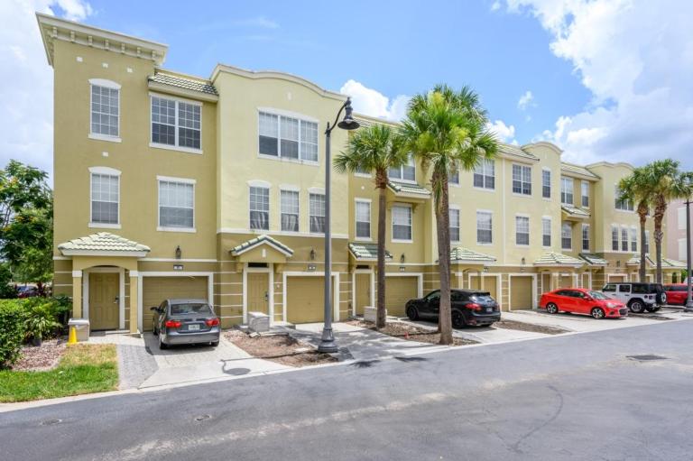 Beautiful Townhome, Vista Cay, Near Parks! 4018 - Bed and Breakfast Orlando