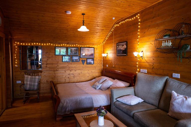 Cherry Cabin - Little Log Cabin in Wales - B&B Bettws Cedewain