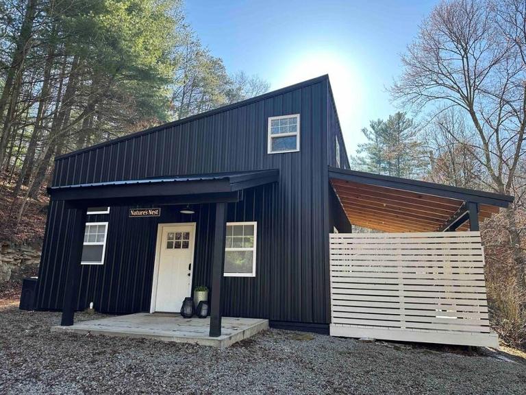 Nature's Nest - Woodsy Retreat w/ Renovated Deck & Hot Tub - Bed and Breakfast Logan