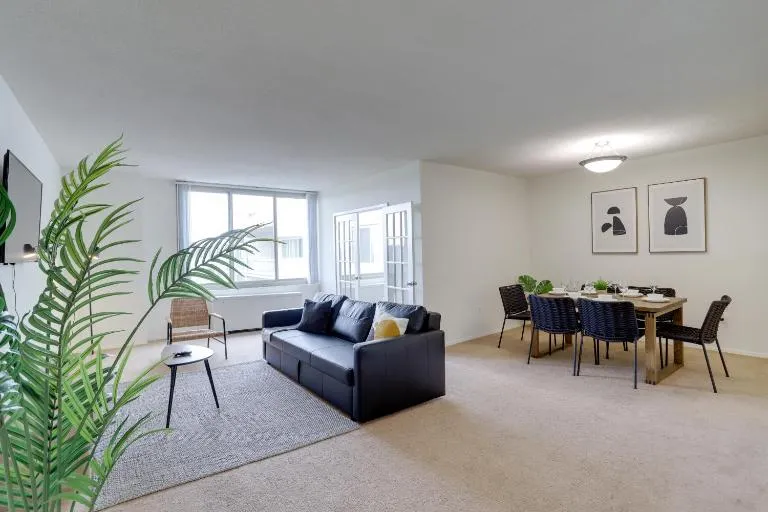 Incredible 1 BR Apt + Den @Crystal City With Gym - B&B Arlington