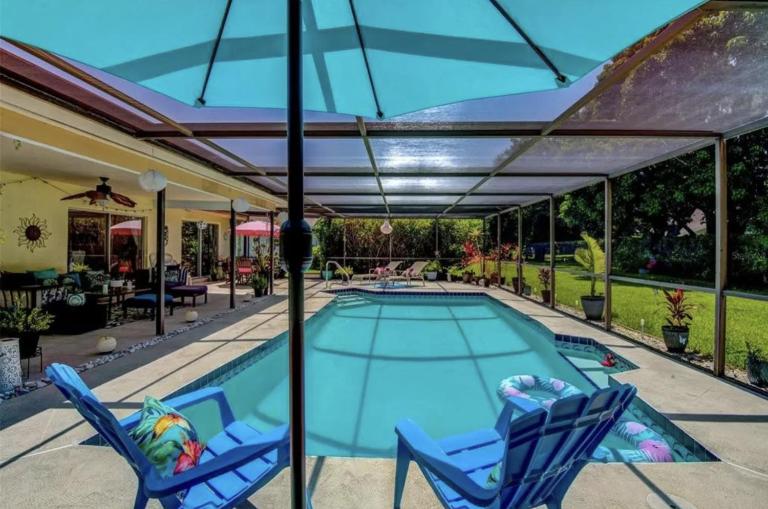 Cozy Pet-Friendly Private Pool Near Beaches - Bed and Breakfast Bradenton