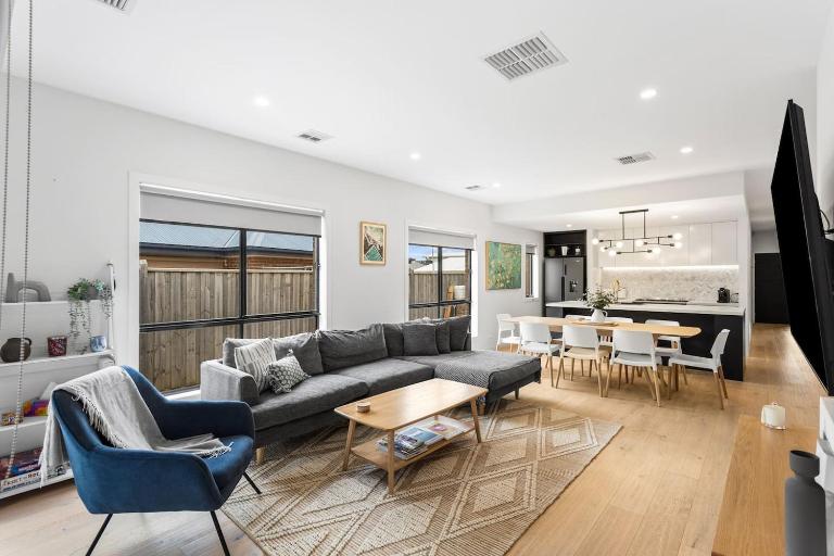 Discover a Spacious Modern Gem near The Esplanade - Ferienwohnung Cowes