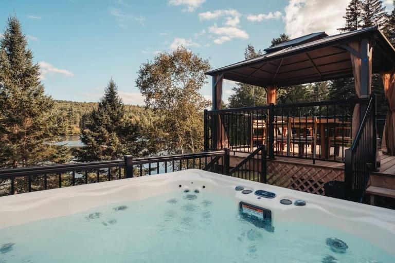 Magnifique chalet au bord du lac avec Spa - B&B Saint-Alexis-des-Monts