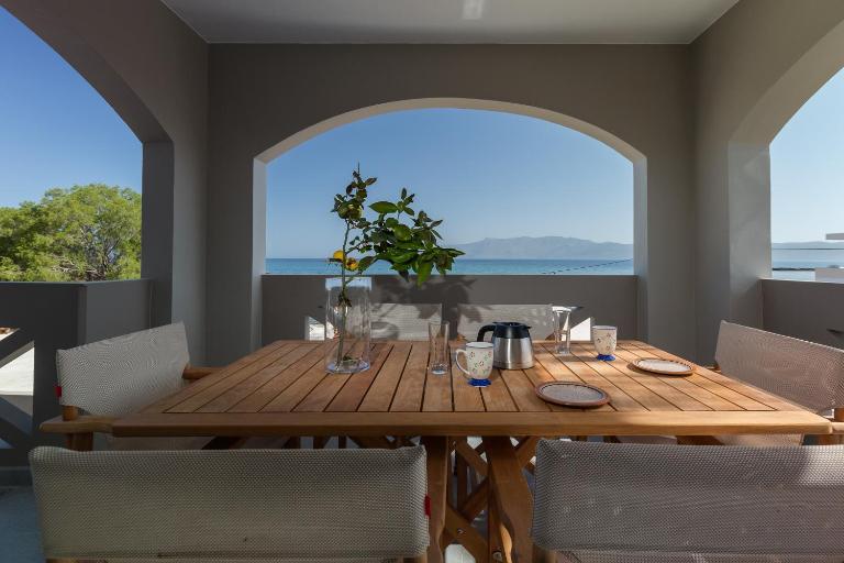 Zoe's Place - 2 BD Beachfront Apartment - Ferienwohnung Kissamos