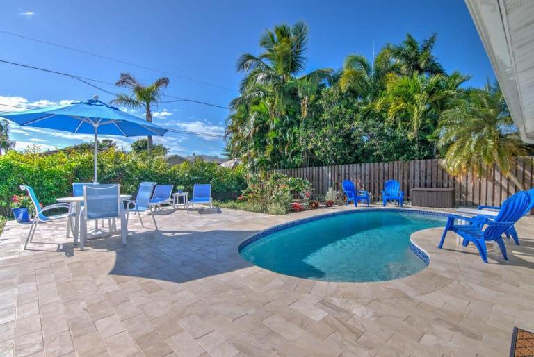 Newly Refurbished Naples Park Cottage with a Heated Pool - B&B Naples