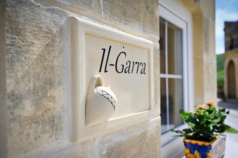 Ġarra Farmhouse with Heated Pool - Bed and Breakfast Għasri