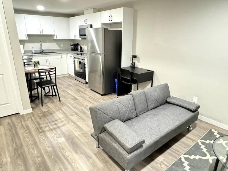 Private Luxury Suite Near West Edmonton Mall - B&B Edmonton